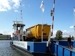 Landbouwvoertuig op de pont bij Grave.