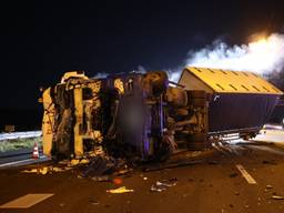 Grote problemen op A2 na ongelukken vrachtwagens: 1 gekanteld, 1 uitgebrand