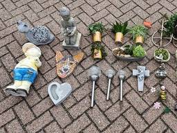 De spullen waarvan de politie denkt dat ze zijn gestolen van een begraafplaats in Oss (foto: Facebook politie Oss). 