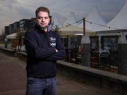 De vier tenten moeten deze week nog verdwijnen, anders krijgt Thijmen een boete (Foto: Roy Vermeij Fotografie).