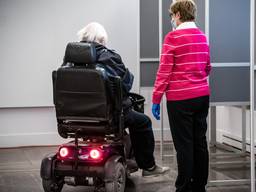 Een mindervalide man brengt zijn stem uit op het stembureau in Eindhoven (foto: ANP).