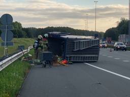 Het busje kantelde na een klapband (foto: Bart Meesters).