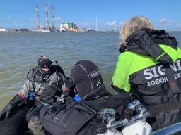 Een team van Signi Zoekhonden aan het werk op het water (foto door: Signi Zoekhonden).