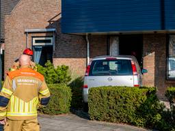 Een automobilist is zaterdagochtend tegen een huis gebotst aan de Van der Duijnstraat in Sprang-Capelle.