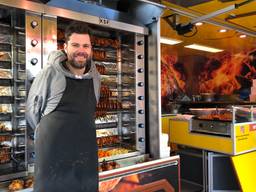 Kippenboer Wim den Ouden warmt zich aan de grill (foto: Raymond Merkx)