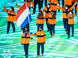 Lindsay draagt vlag tijdens openingsceremonie Winterspelen: 'Zo trots!' 