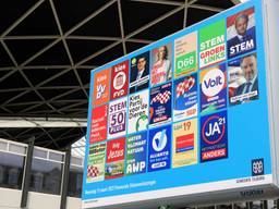 Een verkiezingsbord voor het station in Tilburg (Foto: ANP).