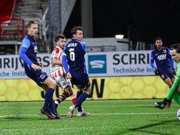 Mart Remans (2e van L.) scoort voor TOP Oss (foto: Orange Pictures).