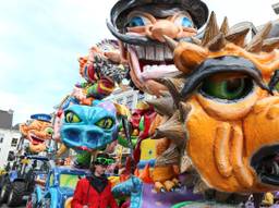Kleurrijke creatie tijdens de carnavalsoptocht in Breda. (Foto: Karin Kamp)