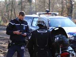 De marechaussee is aan het controleren (foto: Collin Beijk).