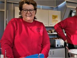 Tiny en René Scheepers bakken oliebollen voor klanten van de voedselbank. (foto: Raoul Cartens)