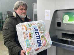 Deze statiegeldmachine kan ruim 100 flessen en blikjes per minuut aan