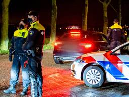 De politie in Veen (Foto: Marcel van Dorst / SQ Vision).