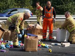 Knuffelberen op de A2 door gekantelde aanhanger