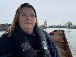 Angelique van Enk aan boord van het schip waarop ze matroos wil zijn (foto: Niek de Bruijn).