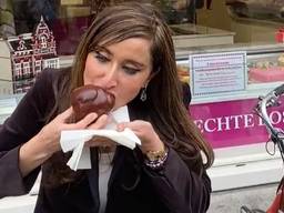 Ambassadeur Shefali Razdan Duggal eet een Bossche Bol (foto: Twitter Shefali Razdan Duggal).