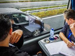 Controle vanuit een touringcar (foto: ANP)