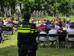 Politie bij de herdenking van de kindertransporten van Kamp Vught (foto: Noël van Hooft).