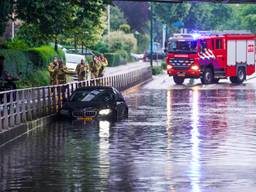 Automobilist strandt onder spoorbrug in Geldrop