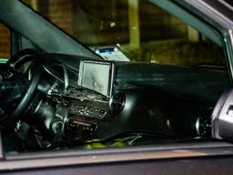 De passagier van de taxi schoot het dashboard van de taxi aan flarden (foto: Jack Brekelmans/SQ Vision)