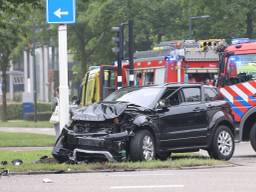 Bij een botsing tussen twee auto's in Den Bosch is zondagochtend een van de bestuurders om het leven gekomen.