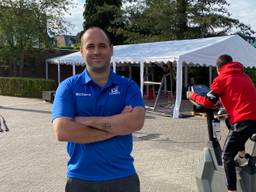 Eigenaar Richard bij zijn outdoor gym. 