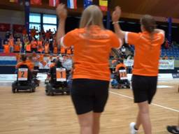 Feest na het bereiken van de finale van het WK powerchairhockey (afbeelding: video Team NL Powerhockey).