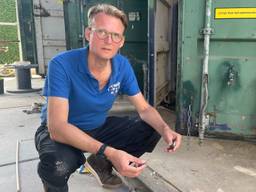 Voorzitter Martijn Hoiting met het kapotte slot (foto: Imke van de Laar).