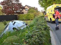 Auto in sloot in Hoeven