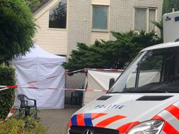 Onderzoek bij het huis waar de dode man werd gevonden (foto: Omroep Brabant).