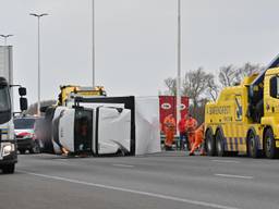 Drie vrachtwagens gekanteld bij Moerdijkbrug