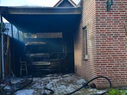 Bij de brand in Deurne gingen twee auto's verloren (foto: Walter van Bussel/SQ Vision).