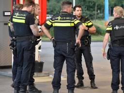 De politie kwam met veel mensen naar de Graaf Engelbertlaan in Breda (foto: Perry Roovers/SQ Vision).