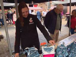 Tessa laat zien hoe de Roosendaalse wagen uiteindelijk op en neer moet bewegen (foto: Omroep Brabant).