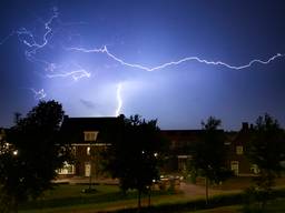 De bliksem boven Beek en Donk (foto: Rob van Kaathoven).