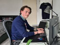 Rene van Osch studeert op zijn studentenkamer (foto: Noël van Hooft)