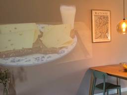 De projectie van een boterham op de muur betekent dat je moet gaan eten. 