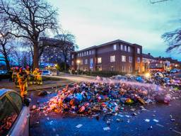 Bij het legen van een ondergrondse container werden vuilnismannen geconfronteerd met brandend afval. Met de hulp van de brandweer kon de klus worden geklaard, maar de buurt heeft wel een tijdje in de stank gezeten.