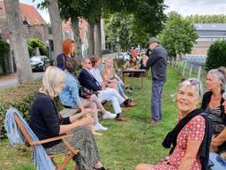 Buurtbewoners hielden dit weekend een sit-in als protest tegen de komst van de kademuur. Er werden onder meer flyers uitgedeeld. Privéfoto.