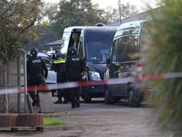 Donderdagochtend is de politie nog steeds op het perceel in Mill (foto: Marco van den Broek/SQ Vision).