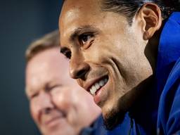 Virgil van Dijk en bondscoach Ronald Koeman tijdens de persconferentie (foto: ANP, Robin van Lonkhuijsen).