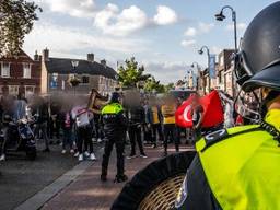 De ME voerde meerdere charges uit. (Archieffoto: Rob Engelaar)