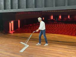 Theaters Tilburg directeur Rob van Steen veegt alvast het toneel schoon.