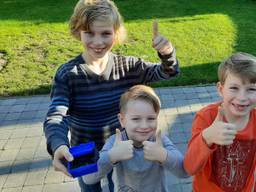 De kinderen van Ingrid met hun schatkistje met gevonden parels (foto: Ingrid van Gils).