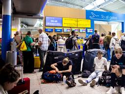 Een deel van de gestrande reizigers op Eindhoven Airport (foto: ANP).