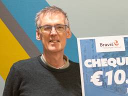 Kees Verstraten overhandigde kort voor zijn overlijden de cheque (foto: Bravis Ziekenhuis).