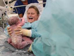 Een trotse moeder Kelly met haar pasgeboren zoon Guus (foto: Catharina Ziekenhuis).