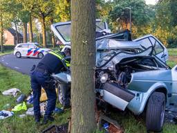 De bestuurder van de auto raakte bij de botsing in Helvoirt zwaargewond (foto: Iwan van Dun/SQ Vision).