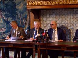 De drie burgemeesters kondigen op 10 maart het verbod op grote evenementen aan.