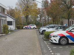 De politie is zaterdag nog steeds aanwezig (Foto: Omroep Brabant)